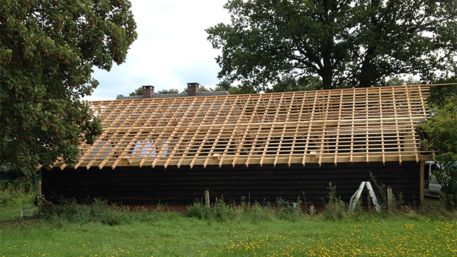 In Uddel staat dit grote tuinhuis dat in gebruik is als veldschuur.