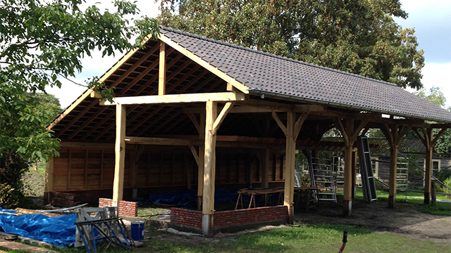 In Uddel staat dit grote tuinhuis dat in gebruik is als veldschuur.