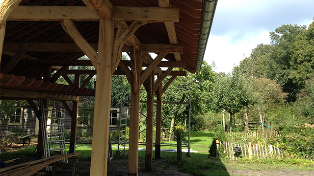 In Uddel staat dit grote tuinhuis dat in gebruik is als veldschuur.