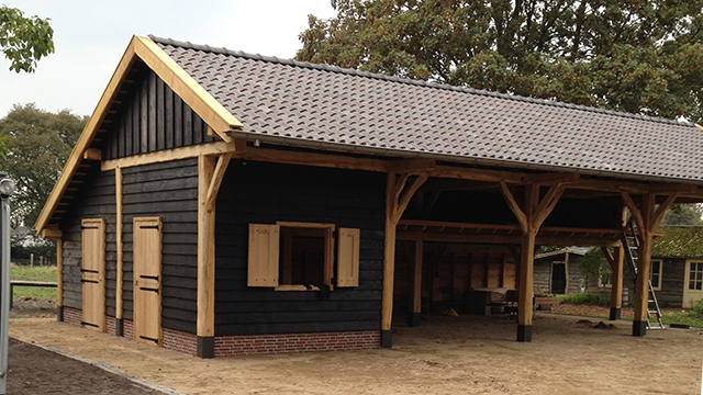 In Uddel staat dit grote tuinhuis dat in gebruik is als veldschuur.