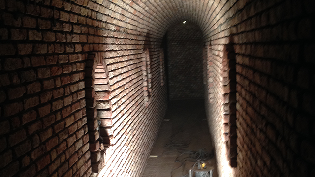 De tunnels met nissen en metselwerk in de woning in Vierhouten door van den Berg uit Elspeet