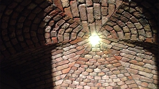 Getoogd metselwerk met verlichting in tunnels van de villa in Vierhouten door van den Berg uit Elspeet