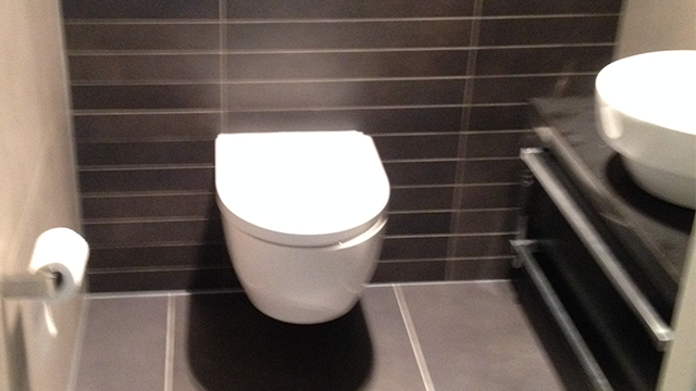 verbouwing villa in Vierhouten. Het toilet met strak tegel werk en 60 x 60 cm tegels. Jakob van den Berg verbouwing villa in Vierhouten. Het toilet met strak tegel werk en 60 x 60 cm antraciete tegels