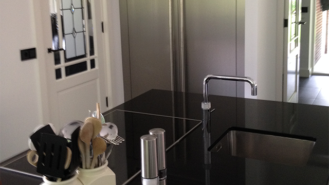 keuken met zwart werkblad in villa in Vierhouten. Jakob van den Berg keuken met zwart werkblad in villa in Vierhouten. Jakob van den Berg
