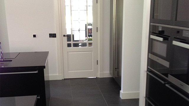 verbouwing van de keuken van een villa in Vierhouten. Grote tegels op de vloer voor een strakke en moderne look & feel verbouwing van de keuken van een villa in Vierhouten. Grote tegels op de vloer voor een strakke en moderne look & feel