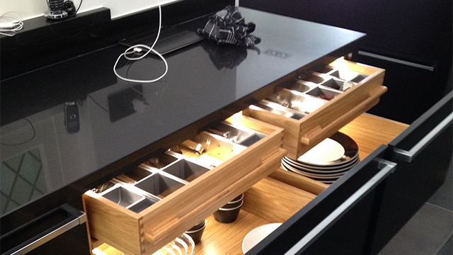 Luxe houten ladeinrichting met led verlichting in de keuken in Vierhouten Luxe houten ladeinrichting met led verlichting in de keuken in Vierhouten