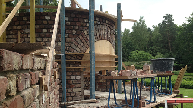 Metselen van de gebogen toegang tot de toren met een mal.