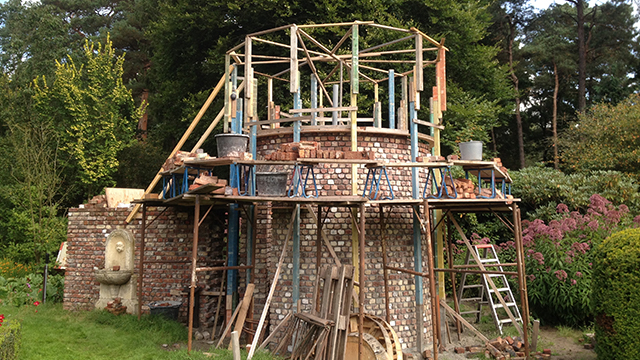 Start met de bouw van de bovenste laag van de toren