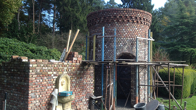 Tuinmuur met fontein en een toren bij een villa in Vierhouten, Van den Berg. Elspeet. Bouwveluwe