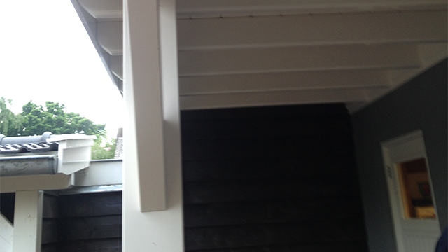 verbouwing van witte veranda in Apeldoorn. Sokkels van hardsteen.