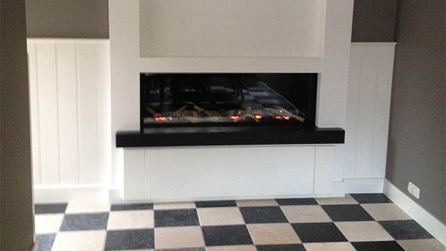 verbouwing van keuken in Apeldoorn. Open haard. Modern keukenblad met composiet en eikenhout