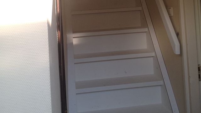 Nieuwe trap in woonhuis in Arnhem, gerealiseerd door Van den Berg - Bouwveluwe Nieuwe witte trap in woonhuis in Arnhem, gerealiseerd door Bouwveluwe
