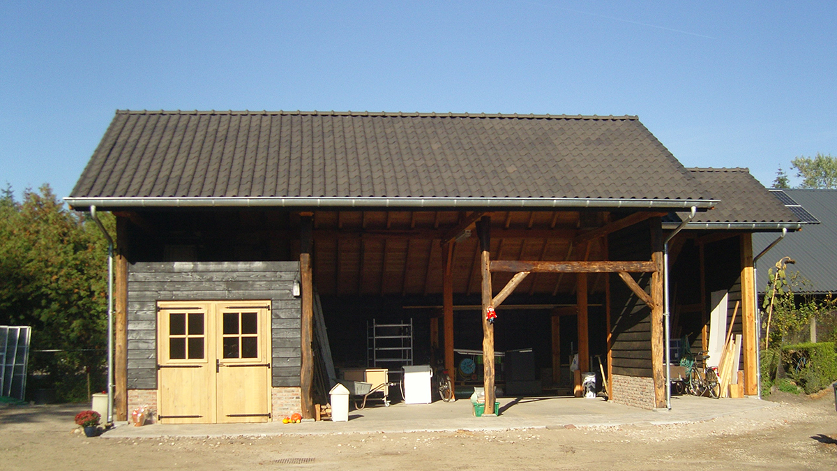 Riante kapschuur met woonruimte voor gasten van nieuwe en duurzame hergebruikte eiken delen. Elspeet. Van den Berg, Specialist in luxe tuinhuizen. Bouwveluwe