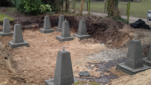 De fundering van het tuinhuis Elspeet. Jakob van den Berg, Elspeet. Poeren van beton als fundering van het tuinhuis Elspeet door Jakob van den Berg