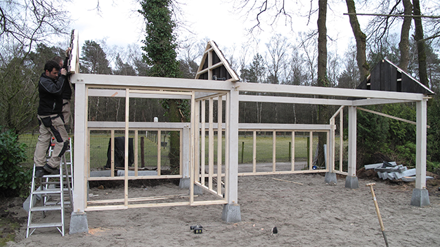 De opbouw van het tuinhuis Elspeet. Jakob van den Berg, Elspeet. De opbouw van het tuinhuis Elspeet door Jakob van den Berg
