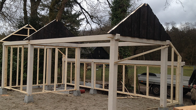 Tuinhuis met douglas constructie in Elspeet. Jakob van den Berg De constructie van douglashout van het tuinhuis in Elspeet