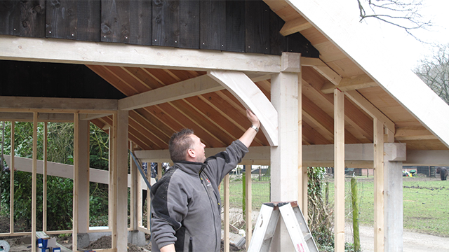 Tuinhuis met douglas constructie in Elspeet. Jakob van den Berg De constructie van douglashout van het tuinhuis in Elspeet