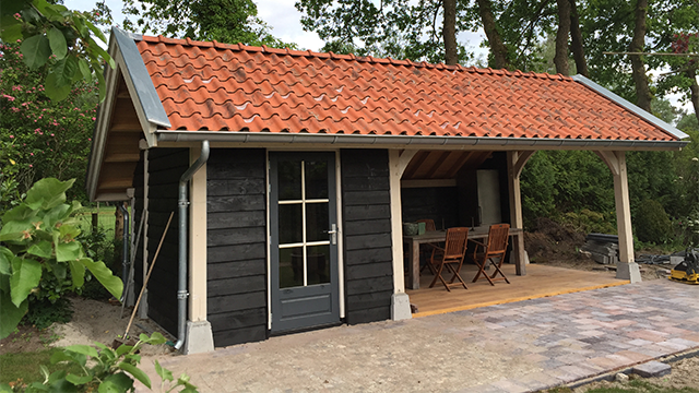 Tuinhuis met douglas constructie en eiken houten vloer in Elspeet. Jakob van den Berg De oude rode dakpannen en eikenhouten vloer van het tuinhuis Elspeet