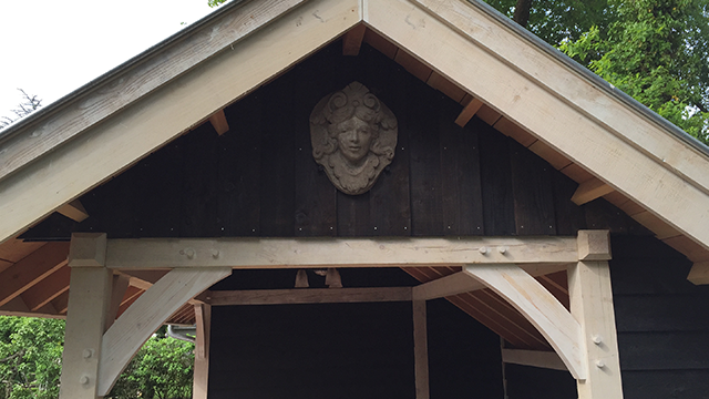 Detail: ornament op het tuinhuis in Elspeet. Jakob van den Berg, Elspeet. Ornament met vrouwengezicht op het tuinhuis in Elspeet door Jakob van den Berg