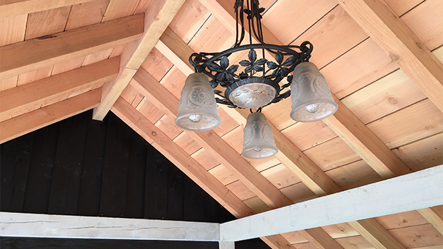 De binnenzijde van het tuinhuis in Elspeet met naturel houten plafond en verlichting. De binnenzijde van het tuinhuis in Elspeet met naturel houten plafond en verlichting.