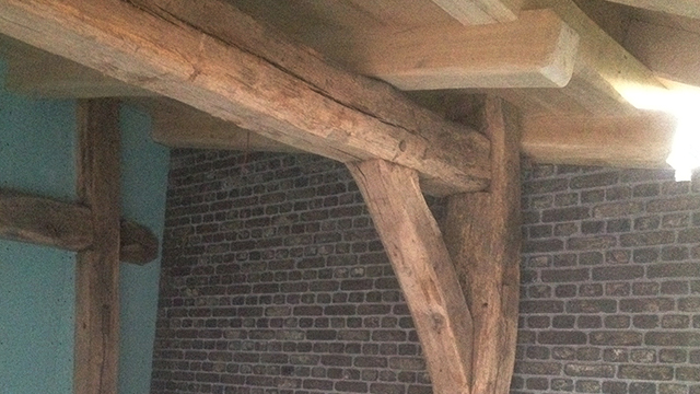 Detail van de antieke eiken balken aan de veranda in Elspeet. Detail van de antieke eiken balken aan de veranda in Elspeet