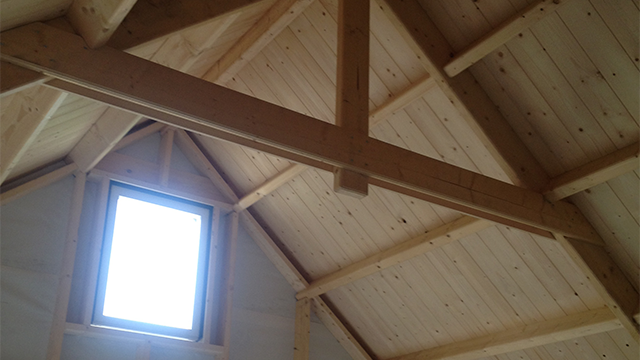 Binnenzijde met houten balken in tuinhuis in Epe