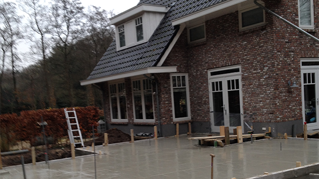 De fundering en vloer van de nieuwe aanbouw in Ermelo