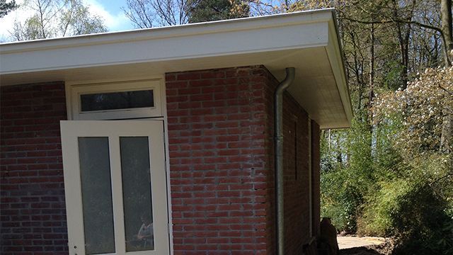 Detail van de nieuwe aanbouw met plat dak in Ermelo.