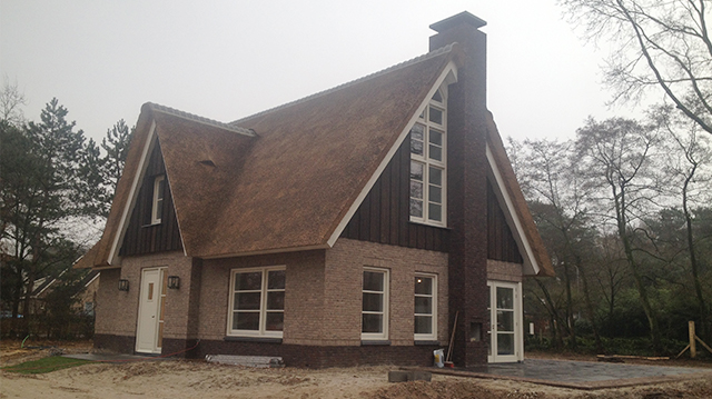 voorzijde van de nieuwbouw villa Woonhuis in Ermelo met rieten kap