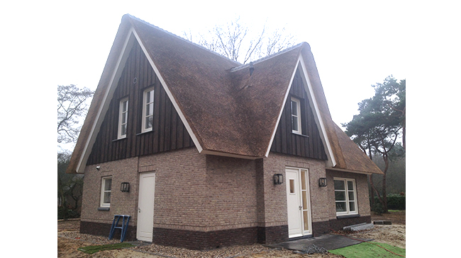 Woonhuis met rieten kap in Ermelo, hoofdingang. Van den Berg, Bouwveluwe Vooraanzicht op het woonhuis met rieten kap in Ermelo.