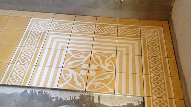 Badkamer in Harderwijk met gele portugese motief tegels op de vloer. Type Castello