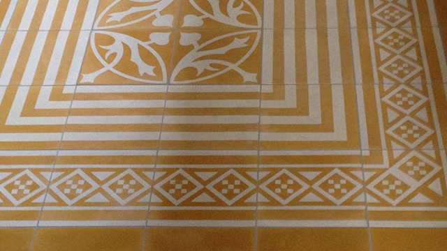 Badkamer in Harderwijk met gele portugese motief tegels op de vloer. Type Castello
