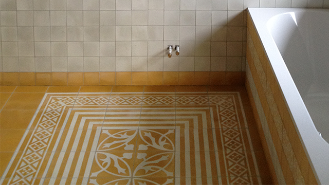 Badkamer in Harderwijk met gele portugese motief tegels op de vloer. Type Castello Badkamer in Harderwijk met gele portugese motief tegels op de vloer. Type Castello