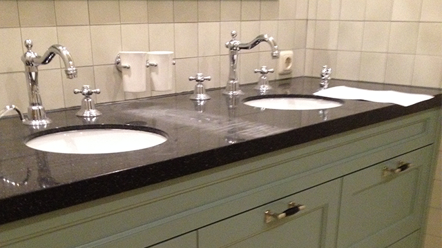 Badkamer in Harderwijk met gele portugese motief tegels op de vloer. Type Castello