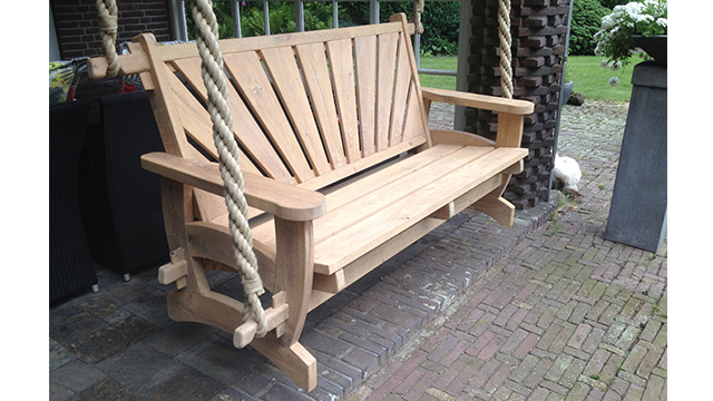 Eiken schommelbank met stoere ophanging van touwen