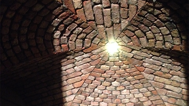 Getoogd metselwerk met verlichting in tunnels van de villa in Vierhouten door van den Berg uit Elspeet Getoogd metselwerk met verlichting in tunnels van de villa in Vierhouten door van den Berg uit Elspeet